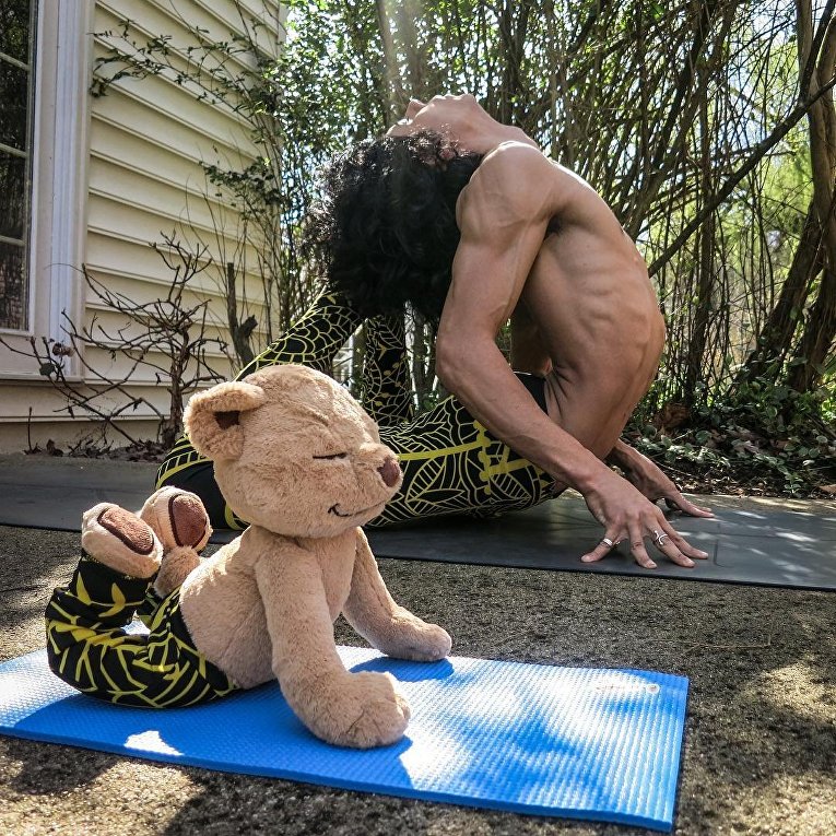 Йога с плюшевым медведем