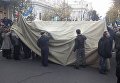 Митингующие начали устанавливать палатки у здания Рады