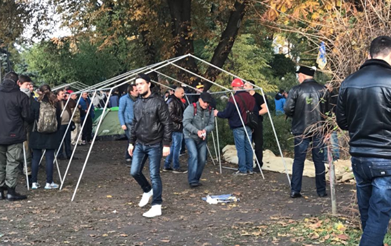Митингующие начали устанавливать палатки у здания Верховной Рады