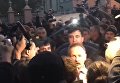 Митингующие у Рады напали на нардепа Барну. Видео