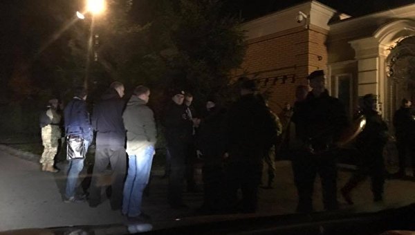 Автомайдан прибыл к  резиденции Петра Порошенко под Киевом