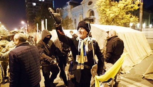Палаточный город и баррикада под Верховной Радой в Киеве