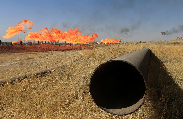 Пламя из факелов на нефтяных месторождениях в Киркуке, Ирак.