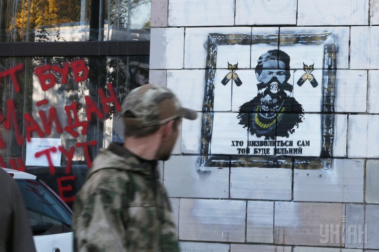 Восстановленное граффити с изображением Леси Украинки на фасаде магазина, на улице Грушевского в Киеве.