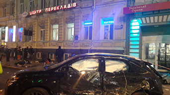 Внедорожник Lexus, который сбил пешеходов на тротуаре в Харькове