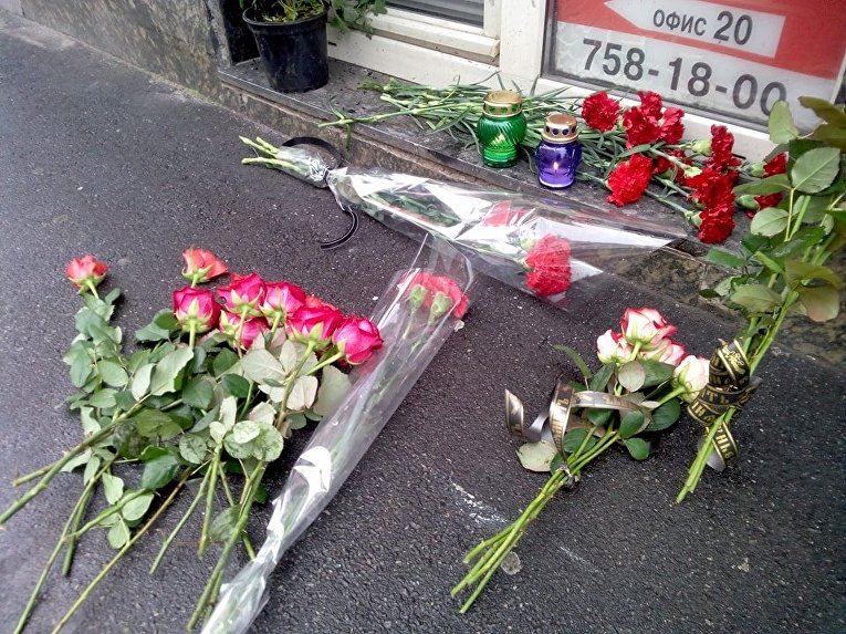 Жители Харькова несут цветы к месту смертельной аварии