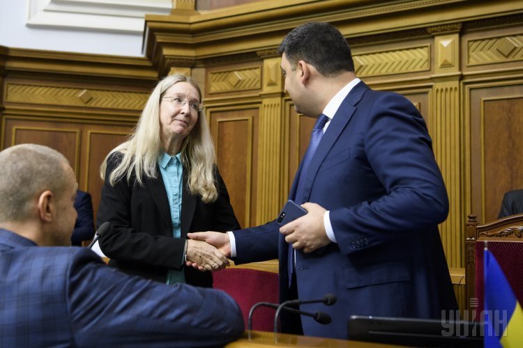 И.о. министра здравоохранения Ульяна Супрун и премьер Владимир Гройсман после принятия принятия Радой медреформы.