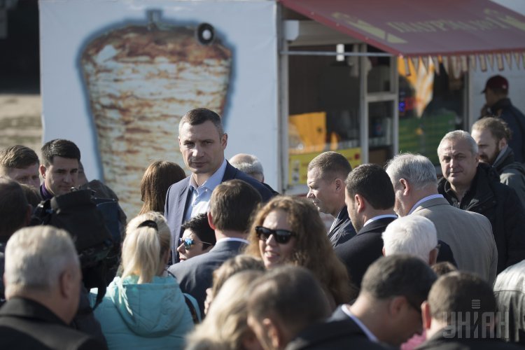 Мэр Киева Виталий Кличко проинспектировал, как сносят МАФы.