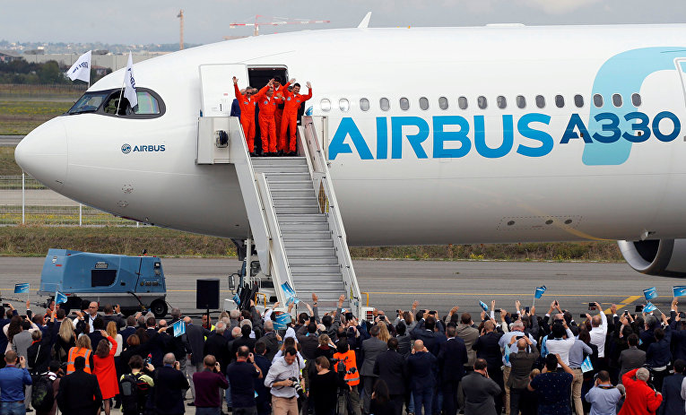 Люди приветствуют пилотов самолета Airbus A330neo после своего первого рейса. Франция.