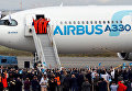 Люди приветствуют пилотов самолета Airbus A330neo после своего первого рейса. Франция.