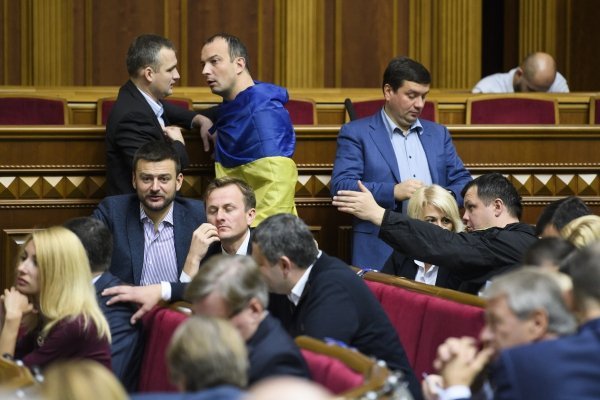 Верховная Рада направила в КС оба законопроекта об отмене депутатской неприкосновенности.