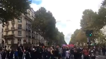 В Париже проходят протесты против трудовой и налоговой реформ. Видео