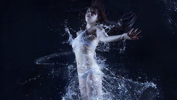 Японец создает водные платья на фото