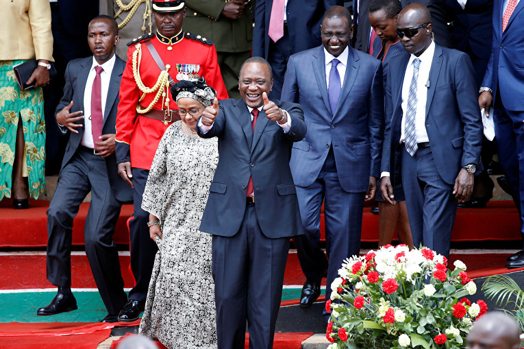 Президент Кении Ухуру Кениата принимает участие в праздновании Дня героев в парке Ухуру в Найроби
