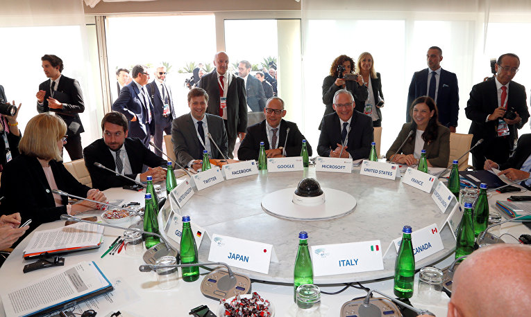 Делегаты перед рабочей сессией саммита министров внутренних дел G7 на острове Искья, Италия