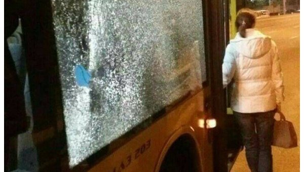 Двое мужчин совершили нападение на один из киевских троллейбусов