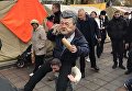 Участник вече под Радой в маске Петра Порошенко, 22 октября 2017