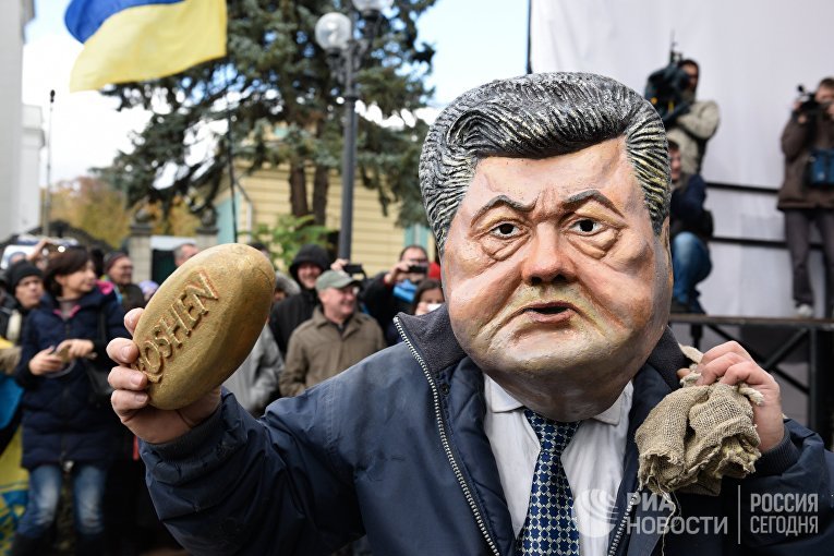 Ряженый в костюме президента Украины Петра Порошенко во время вече у здания Верховной Рады в Киеве