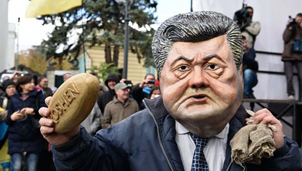Ряженый в костюме президента Украины Петра Порошенко во время вече у здания Верховной Рады в Киеве