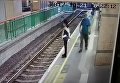 В Гонконге мужчина столкнул пожилую женщину на железнодорожные пути. Видео