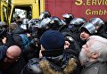 Участники вече у здания Верховной рады в Киеве и сотрудники правоохранительных органов во время драки у автомобиля с аппаратурой, 22 октября 2017