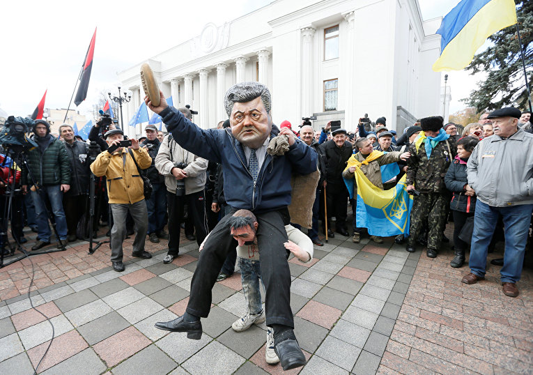 Перформанс против президента Украины Петра Порошенко у Рады.