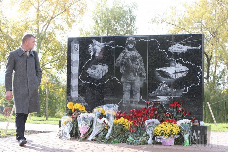 Памятник Героям-добровольцам АТО, в парке по улице Лисковской, в Деснянском районе Киева.
