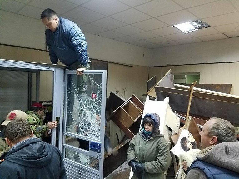 Ситуация в Святошинском райсуде Киева из-за блокирования активистами ОУН