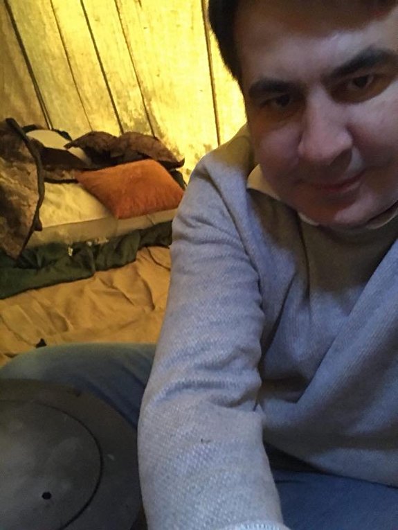Михаил Саакашвили в палатке возле Рады