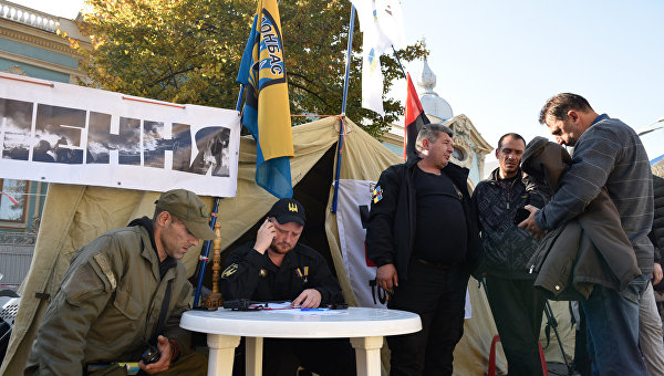 Бойцы батальона Донбасс на территории палаточного городка у здания Верховной Рады Украины в Киеве