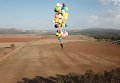 Британец пролетел 25 километров на стуле, привязанном к сотне воздушных шаров