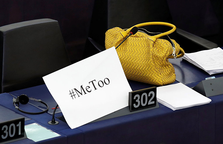 Табличка с хэштегом MeToo на столе члена Европарламента во время дебатов по обсуждению превентивных мер против сексуальных домогательств и злоупотреблений в ЕС в Европейском парламенте в Страсбурге, Франция