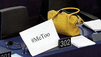 Табличка с хэштегом MeToo на столе члена Европарламента во время дебатов по обсуждению превентивных мер против сексуальных домогательств и злоупотреблений в ЕС в Европейском парламенте в Страсбурге, Франция