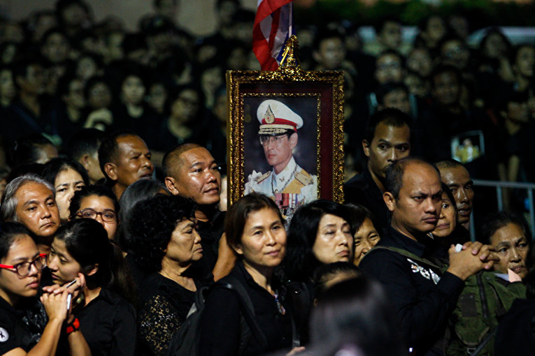 Очередь скорбящих во время посещения церемонии кремирования покойного короля Бхумибола Адульядея в Таиланде возле Большого дворца в Бангкоке
