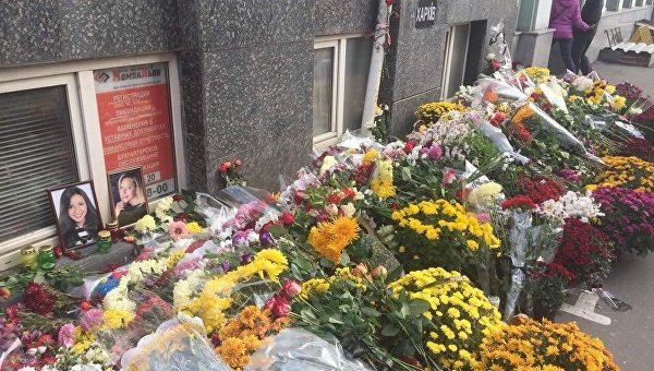 Жители Харькова несут цветы к месту смертельной аварии