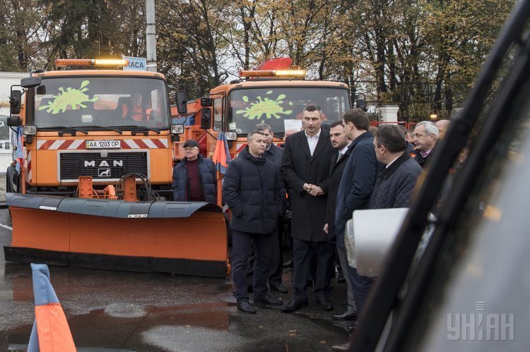 Мэр Киева Виталий Кличко осмотрел выставку спецтехники КК Киевавтодор, которая будет работать на улицах города в зимний период.
