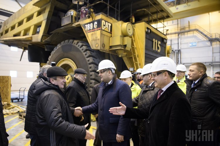Премьер-министр Украины Владимир Гройсман (в центре) общается с работниками Еристовского горно-обогатительного комбината, в Полтавской области