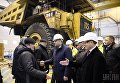 Премьер-министр Украины Владимир Гройсман (в центре) общается с работниками Еристовского горно-обогатительного комбината, в Полтавской области