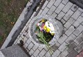В Днепре неизвестные молодые собрали все цветы возле памятника Славы и выбросили их в урну