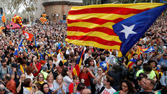 Люди празднуют после того как парламент Каталонии проголосовал за резолюцию о провозглашении независимости от Испании