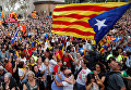 Люди празднуют после того как парламент Каталонии проголосовал за резолюцию о провозглашении независимости от Испании