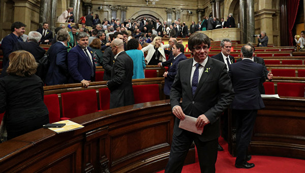Президент Каталонии Карлес Пучдемон улыбается после того, как Каталонский региональный парламент объявил независимость от Испании в Барселоне