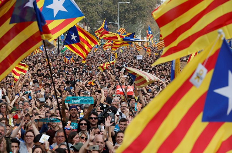 В Каталонии люди ожидают решения о независимости парламента области