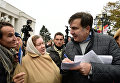 Бывший президент Грузии, экс-губернатор Одесской области Михаил Саакашвили раздает автографы на вече у здания Верховной Рады в Киеве.