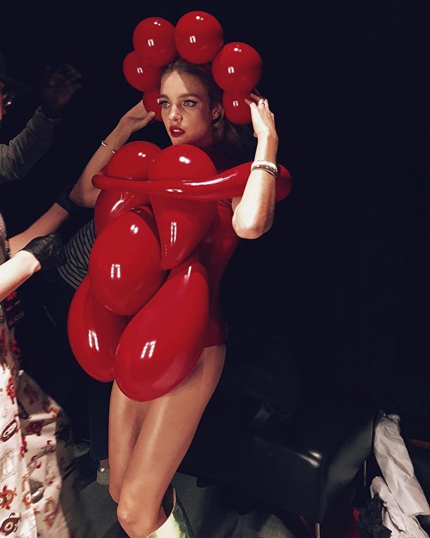 Наталья Водянова в костюме крови из шаров