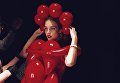 Наталья Водянова в костюме крови из шаров