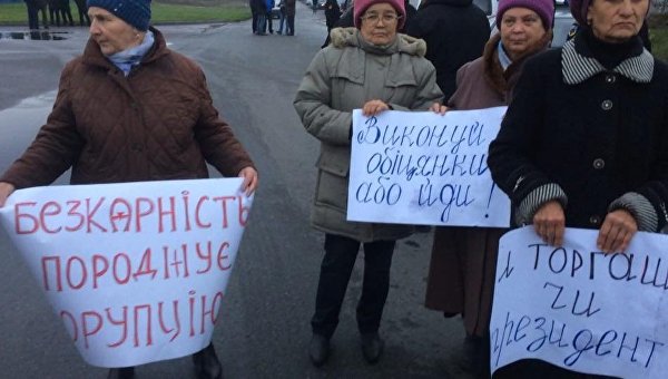 Активисты перекрыли дорогу к логистическому центру компании ROSHEN в Киевской области