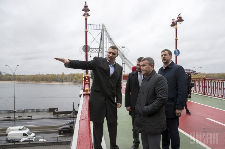 Мэр Киева Виталий Кличко во время инспекции Пешеходного моста в Киеве