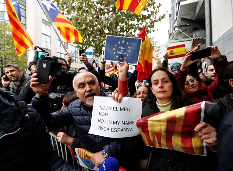 Демонстранты развернули баннеры и флаги после пресс-конференции в Брюсселе