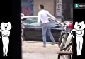 Пользователей сети удивила причудливая зарядка молодого парня посреди улицы